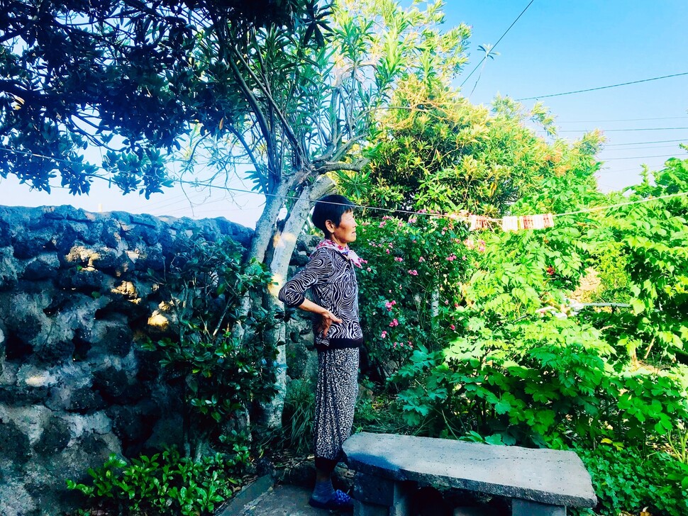 어머니 복희씨가 사는 제주도 집에서 찍은 모습. 김비 제공