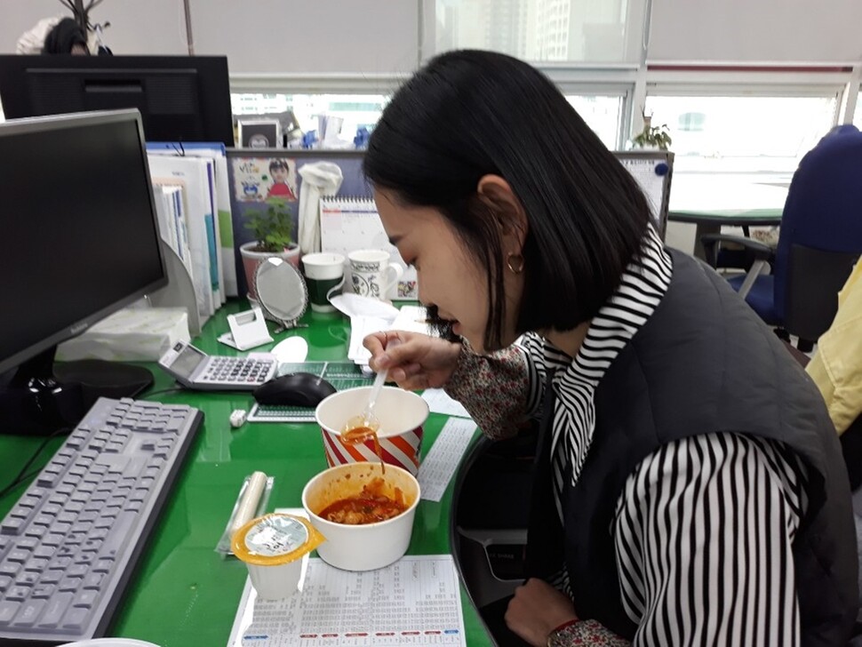 대구시교육청 직원이 구내식당에서 배달해온 ‘간편급식’으로 사무실에서 식사를 하고 있다. 구내식당에서 조리한 밥과 닭갈비 덮밥, 고칼슘 치즈, 오렌지 쥬스 등이 보인다. 대구교육청 제공