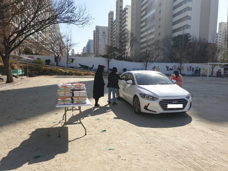 대구 와룡중학교가 다음달 6일 개학을 앞두고 드라이브 스루 방법으로 교과서를 배부하고 있다. 대구교육청 제공