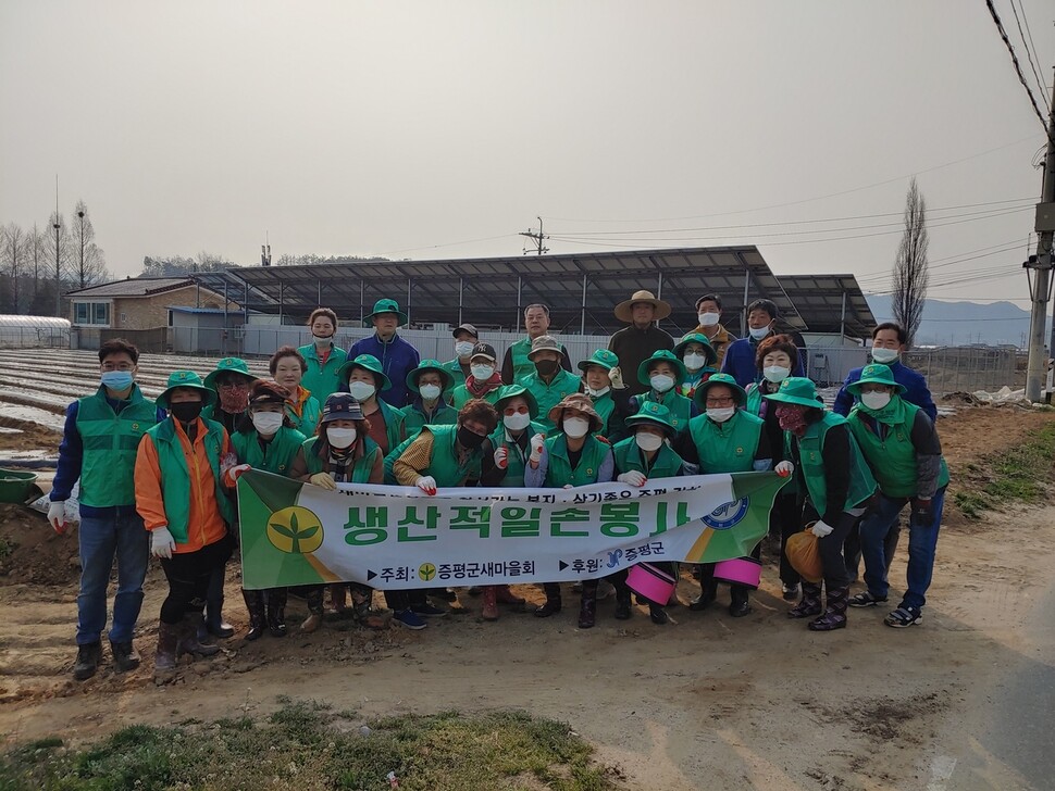 충북 증평 새마을회 생산적 일자리 봉사단이 7일 증평읍 곳곳에서 파종, 들녘 폐비닐 수거 등 농촌 일손 봉사를 진행했다.