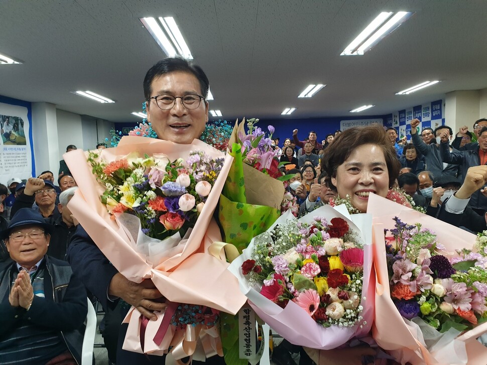 이상익 전남 함평군수 당선인 부부가 15일 밤 축하 꽃다발을 받고 환하게 웃고 있다. 더불어민주당 제공