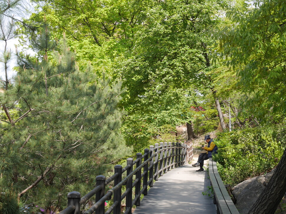 흥천사 경내로 난 산책길. 매일 1천여명이 이용한다. 이 산책길이 생기고, 흥천사가 깔끔하게 정비되면서 흥천사가 돈암2동 주민들의 자랑으로 떠오르기 시작했다.