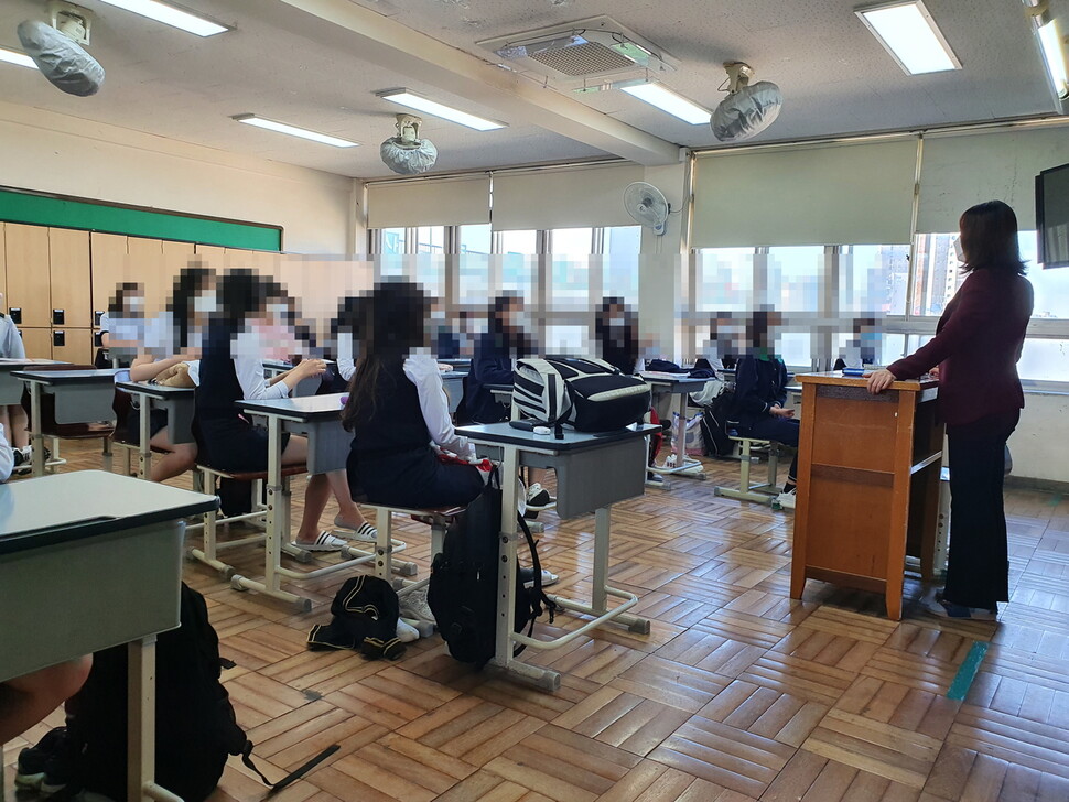 20일 부산 동래구 부산중앙여고 교실에서 담임 선생님이 학생들에게 실내 속 거리두기 생활지침을 설명하고 있다.