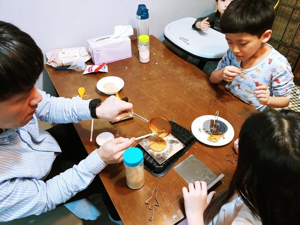 추억의 달고나 뽑기 세트도 긴급재난지원금 ‘득템’ 리스트 가운데 하나이다.