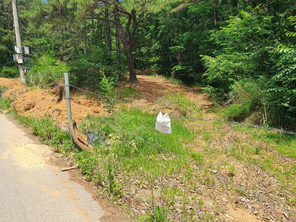 대북 전단을 뿌리러 오는 이들을 막으려는 듯 산 입구를 흙더미와 철조망으로 막아뒀다. ‘개인 사유지를 훼손하고 쓰레기 오염물질을 투척하는 것을 참다못해 시설물을 설치했다’고 적혀 있다.