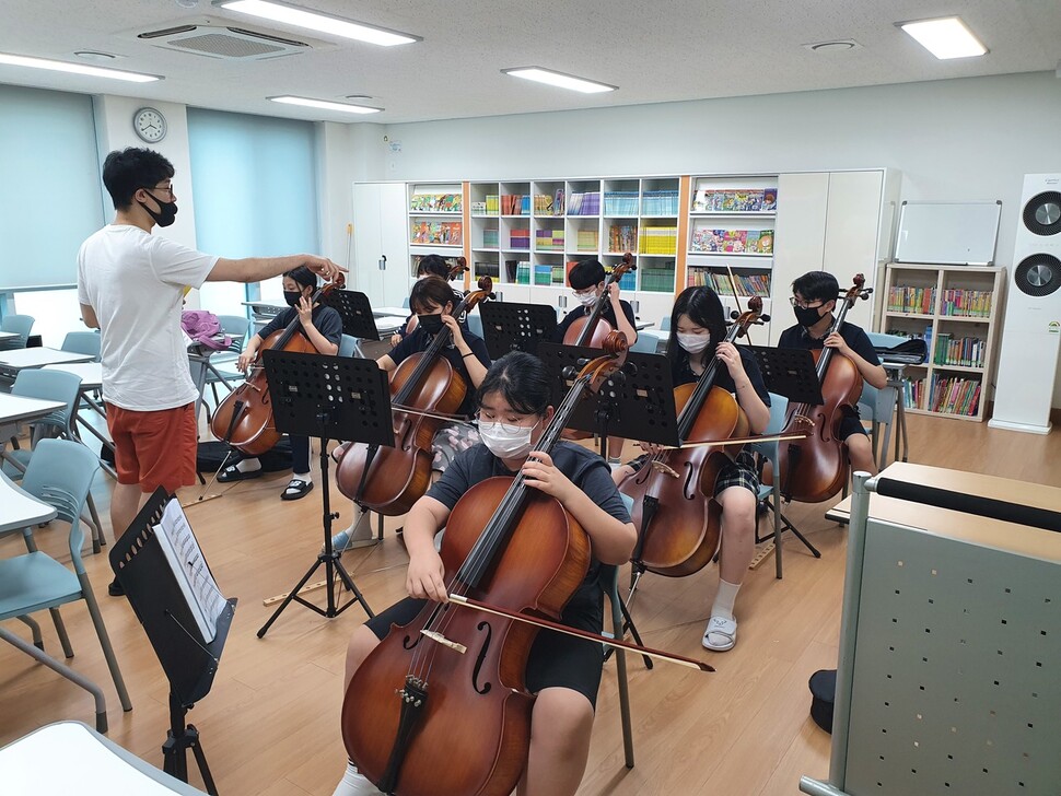 1인 1악기 예술교육에서 첼로를 택한 학생들이 강사의 지도를 받고 있다. 사진 학교 제공