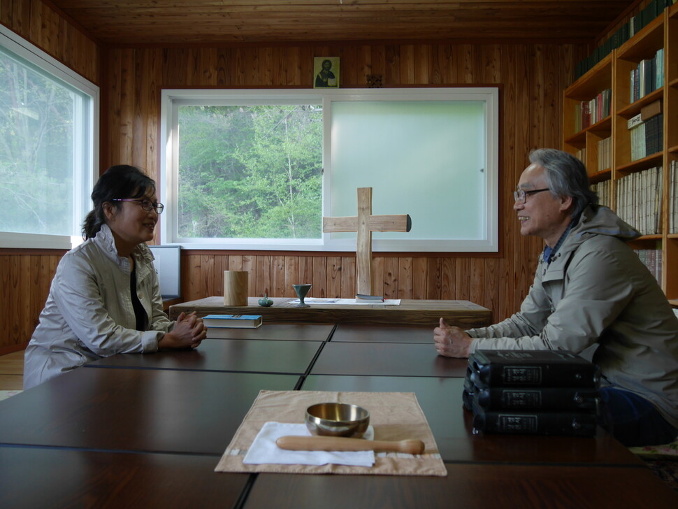 강원도 횡성군 갑천면 산골 현장아카데미 내 이신아키브 겸 예배처소에서 한국신연구소 이은선 소장과 현장아카데미 원장 이정배 목사 부부가 마주보고 있다.