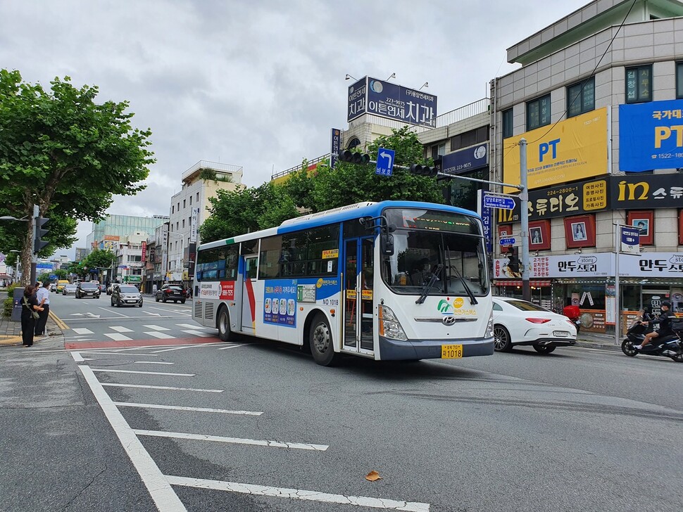 청주 시내버스가 내년부터 준공영제로 바뀐다. 시가 재정지원을 하면서 업체, 노동자 등은 안정적으로 버스 운행을 할 수 있게 되고, 시민들은 보다 나은 교통 서비스를 누릴 수 있게 된다. 오윤주 기자