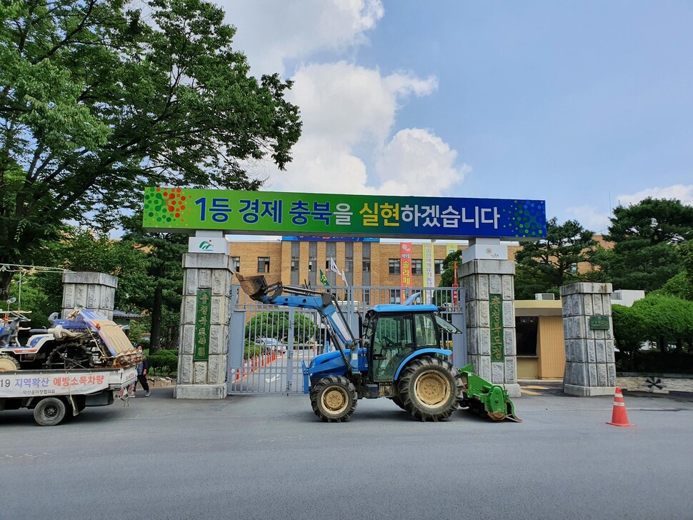 충북지역 한 농민이 농민수당 도입을 요구하며 지난달 충북도청 앞을 트랙터로 막았다. 오윤주 기자