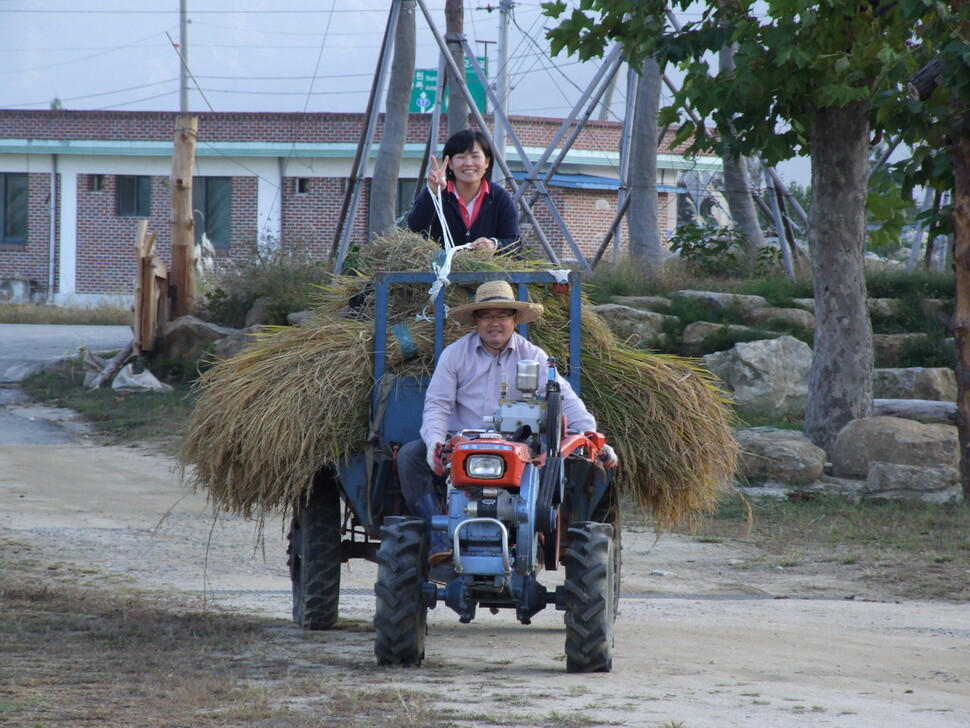 부인 남근숙 미실란 이사는 이동현 대표의 동반자이자 동지다. 두 사람이 2009년 가을 벼를 수확해 경운기에 싣고 집으로 돌아가고 있다. 이동현 제공