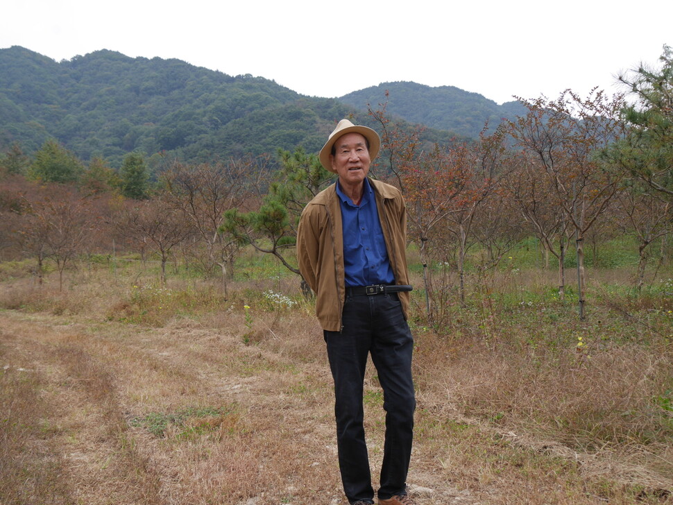 경남 거창군 거창읍 가지리 거창고농장을 걷고 있는 전성은 이사장. 사진 조현 기자