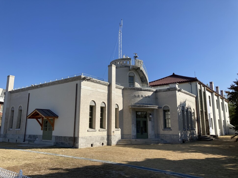 국립기상박물관으로 탈바꿈한 서울기상관측소 건물. 왼쪽 본관은 1932년, 오른쪽 신관은 1939년에 각각 지어졌다.