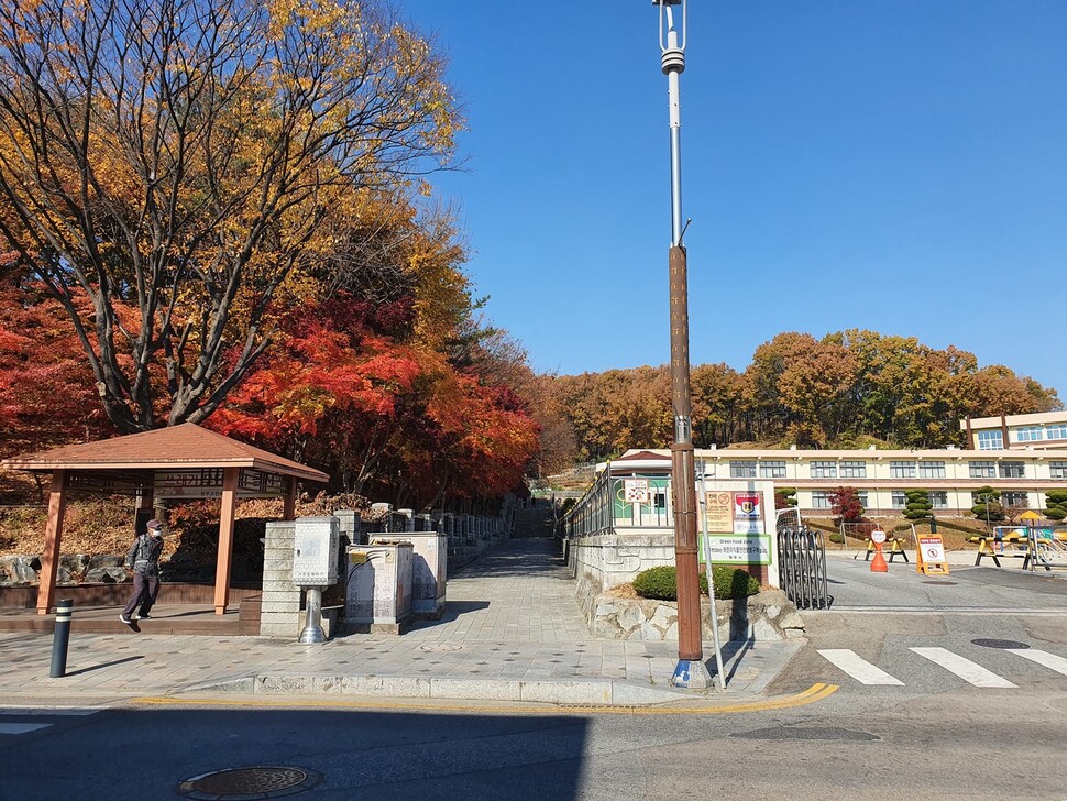 운리단길 중간 부근의 청주 흥덕초. 한때 전교생 2800여명의 대규모 학교였지만 지금은 상권 등이 위축되고, 주민들이 새 아파트 단지 등으로 이주하면서 전교생 364명의 미니학교가 됐다.