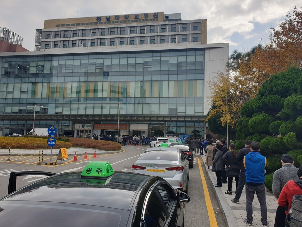 17일 광주광역시 동구 전남대학교병원 본관 앞에서 외래환자들이 처방전을 받기 위해 기다리고 있다. 전남대병원은 병원 내 코로나19 확진자가 속출하자 이날 오전 9시 본관을 폐쇄했다. 김용희 기자 kimyh@hani.co.kr