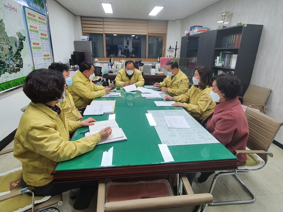 전남 영광군이 24일 영산선학대 학생 등 3명의 코로나19 확진에 따른 대책을 논의하고 있다. 영광군청 제공