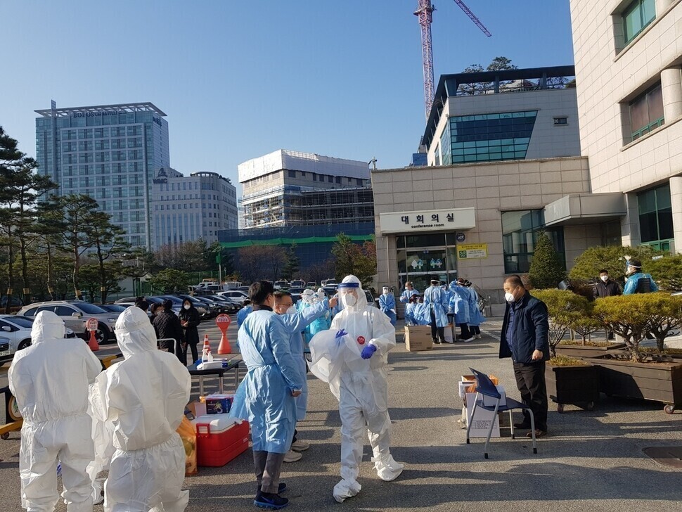 지난달 25일 코로나19 확진자가 나와 폐쇄된 경기도 성남시 분당구청에서 방역요원들이 임시 선별진료소를 설치하고 있다. 성남시청 제공