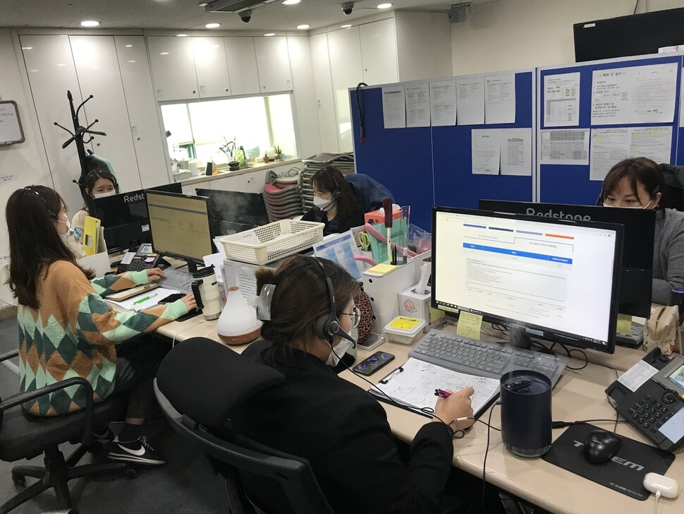 서울 중구 보건소 5층에 설치된 콜센터에서 직원들이 코로나19 문의전화를 받고 있다. 중구 보건소 제공