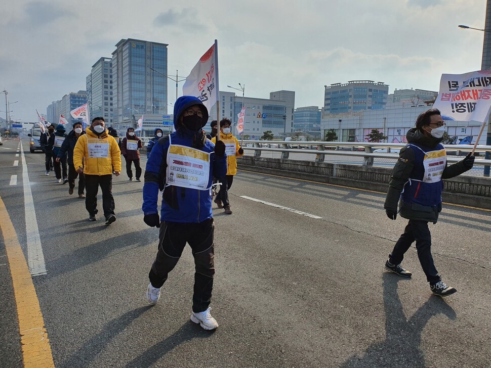 5일 ‘중대재해기업처벌법 제정 광주전남 도보행진단’이 중대재해법 제정을 촉구하며 전남 무안군에서 행진하고 있다. 도보행진단 제공