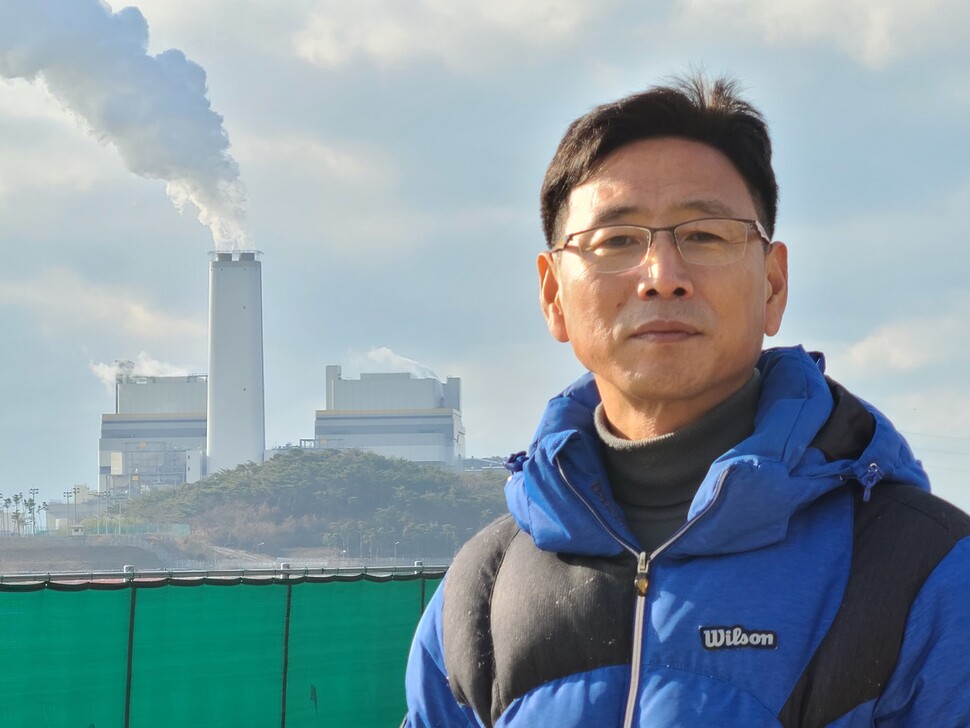 지난 12월8일 자신이 일하는 신보령석탄화력발전소 앞에 선 남상무 한국발전산업노동조합 한전산업개발발전본부 신보령지부장. 보령/최우리 기자