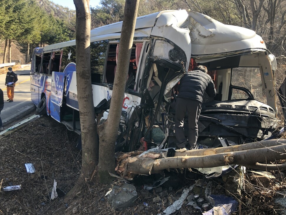 중학생 축구단을 태우고 달리던 버스가 2일 낮 가로수를 들이받아, 학생 1명이 숨지고 30명이 다쳤다. 경남소방본부 제공