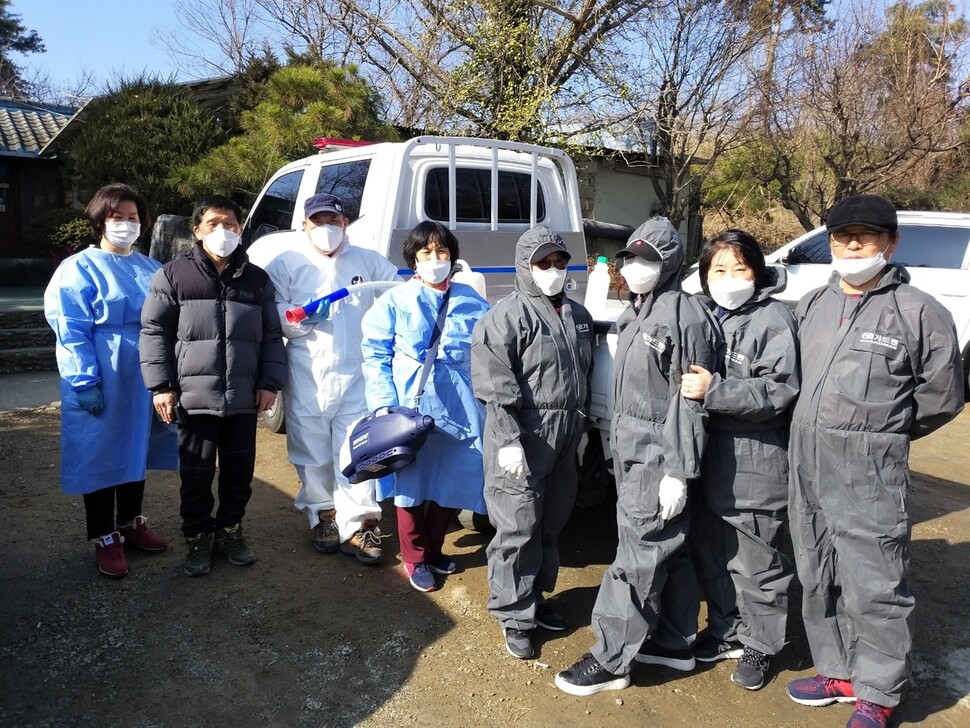 지난 22일 경기 남양주시 진건읍 자율방재단이 최근 코로나19 집단감염이 발생한 진건산업단지 공장 주변을 소독한 뒤 한자리에 모였다. 남양주시 제공