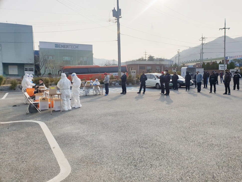 충주시 보건소 등이 충주산업단지안에 이동 선별진료소를 설치하고 국외 노동자들의 코로나19 감염증 진단 검사를 진행하고 있다. 충주시 제공