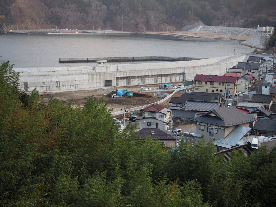 이와테현 가마이시시 도니정의 ‘도니초등학교’ 교정에서 보이는 고지라하마 지구 모습. 재해 전 12.5미터의 방조제는 쓰나미로 파손되었고, 재해 후 더 높은 방조제를 쌓았다. 사진 안은별