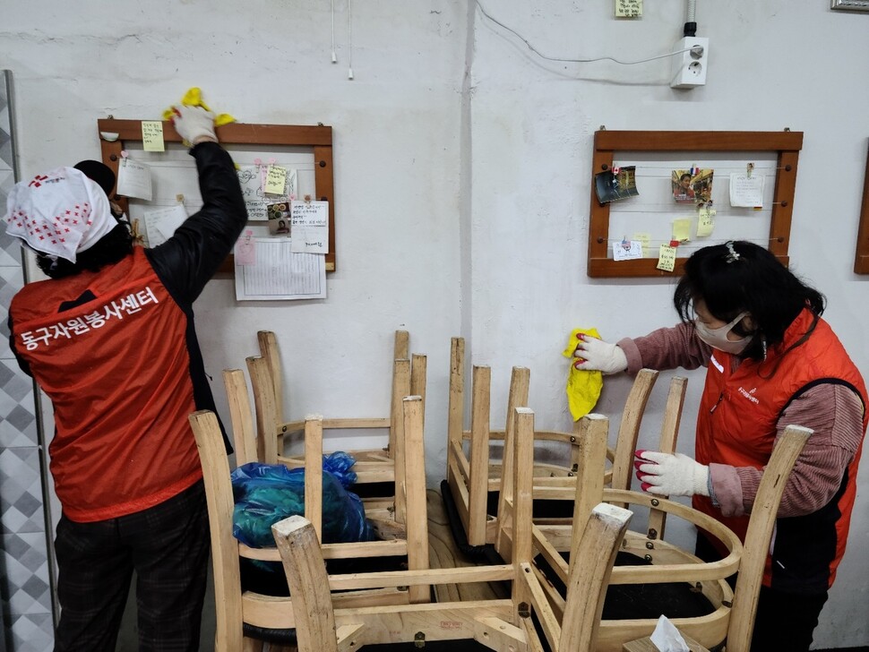 광주 동구자원봉사센터 회원들이 27일 광주광역시 동구 대인시장 ‘해뜨는 식당’을 찾아 내부 청소를 하고 있다. 1000원짜리 백반을 판매하는 ‘해뜨는 식당’은 어려운 형편의 이웃을 위해 고 김선자 할머니가 2010년 문 열었다. 광주 동구청 제공