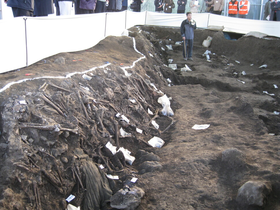 2008년 제주공항 유해발굴 과정에서 259구의 4·3 희생자 유해가 발굴됐다. 사진은 4·3 당시의 처참한 모습을 보여주고 있다. 허호준 기자