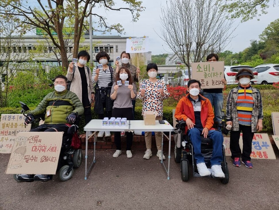 기후위기의정부비상행동 회원들이 22일 오전 의정부시청 앞 광장에서 토마토 씨앗 나누기 행사를 진행한 뒤 의정부시에 기후위기대응조례 제정 등을 촉구하고 있다. 기후위기의정부비상행동 제공