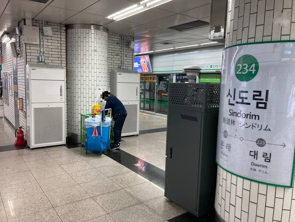 신도림역 2호선 승강장. 공기청정기(회색)와 미세먼지 측정기가 마주보고 있다. 이근영 기자