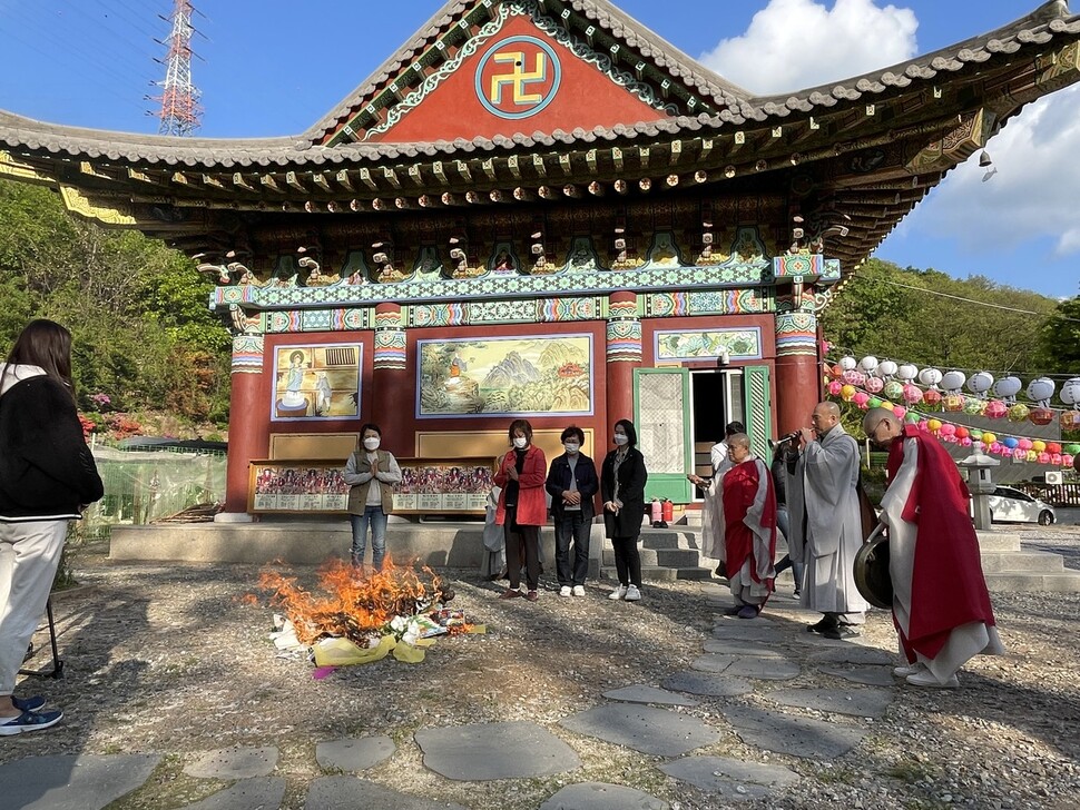 천도재는 제단에 올렸던 동물의 위패와 사진을 태우며 극락왕생을 비는 의식으로 마무리됐다.