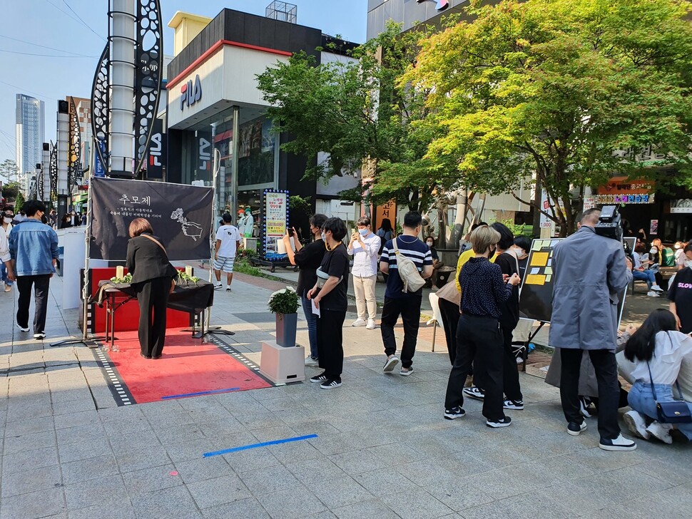 시민들이 지난 22일 청주 성안길에서 열린 청주 여중생 추모제에서 헌화하고 있다.