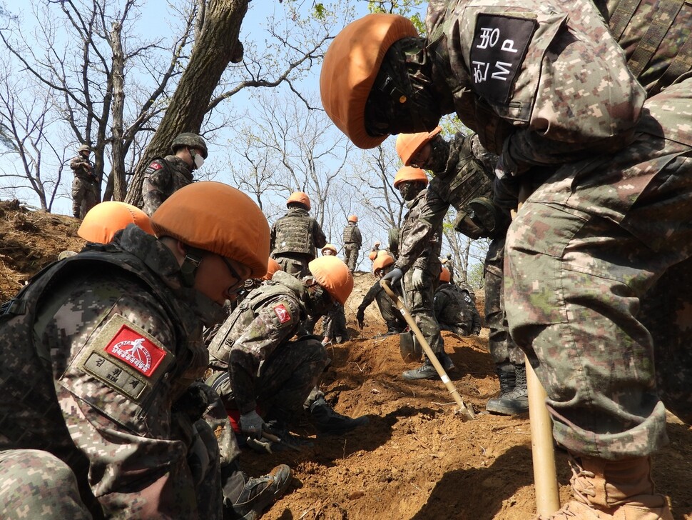 화살머리 고지에서 유해발굴 작업을 진행하고 있는 병사들. 국방부 제공