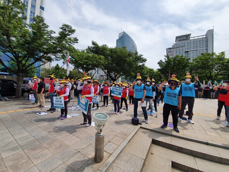 2일 부산시청 앞 광장에서 ‘2021 부산 차별철폐 대행진’ 선포식이 열렸다.