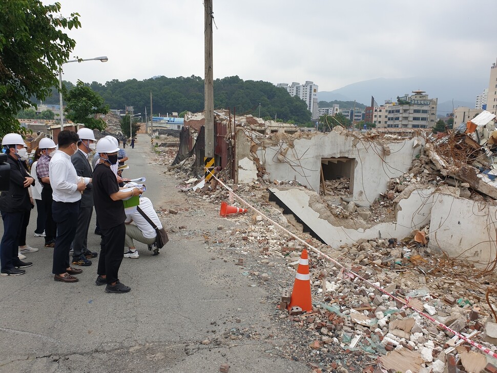 14일 광주광역시 동구 학동4구역 재개발지역에서 공무원, 구조기술사 등이 철거 현장 안전점검을 하고 있다.