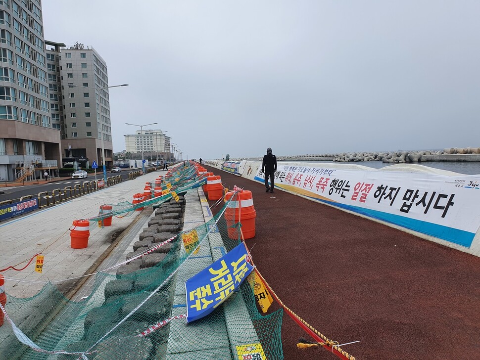 제주시민들의 휴식 명소인 제주시 탑동광장과 테마거리가 코로나19 지역감염 확산을 막기 위해 오는 30일부터 일시 전면 폐쇄된다. 허호준 기자