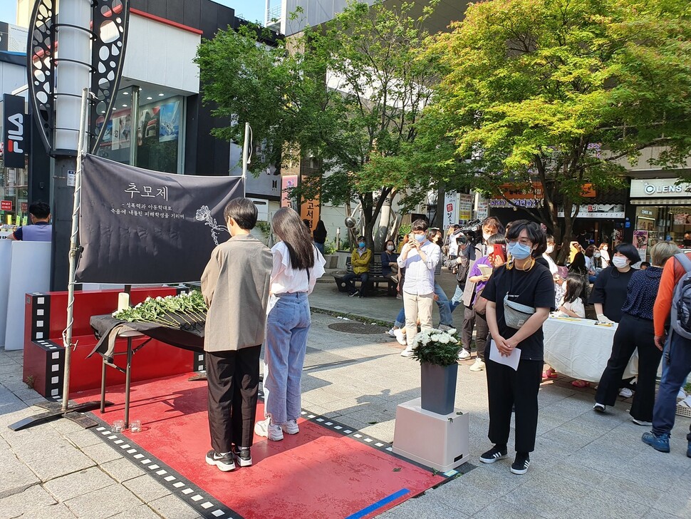 지난달 22일 청주 성안길에서 열린 청주 중학생 사건 추모제에서 시민들이 헌화하고 있다.