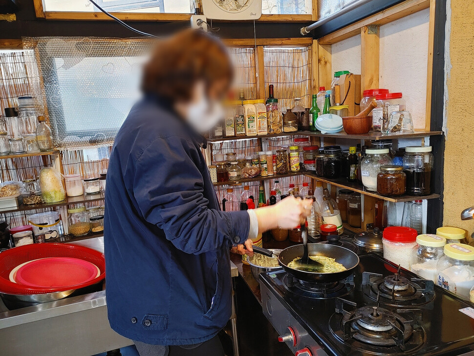 푸드팀이 바빠서 방송작가가 대신 요리중인 모습. 방송작가 친구들 제공.