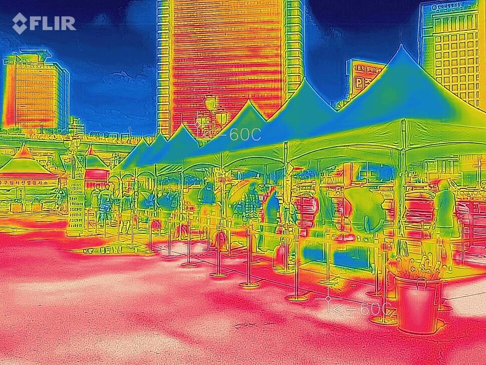 16일 오후 서울 중구 서울역 광장에 마련된 임시선별진료소에 시민들이 천막아래 줄을 서 대기하고 있다. 열화상 카메라로 측정한 천막안 온도는 약 40도에 이른다. 백소아 기자 thanks@hani.co.kr