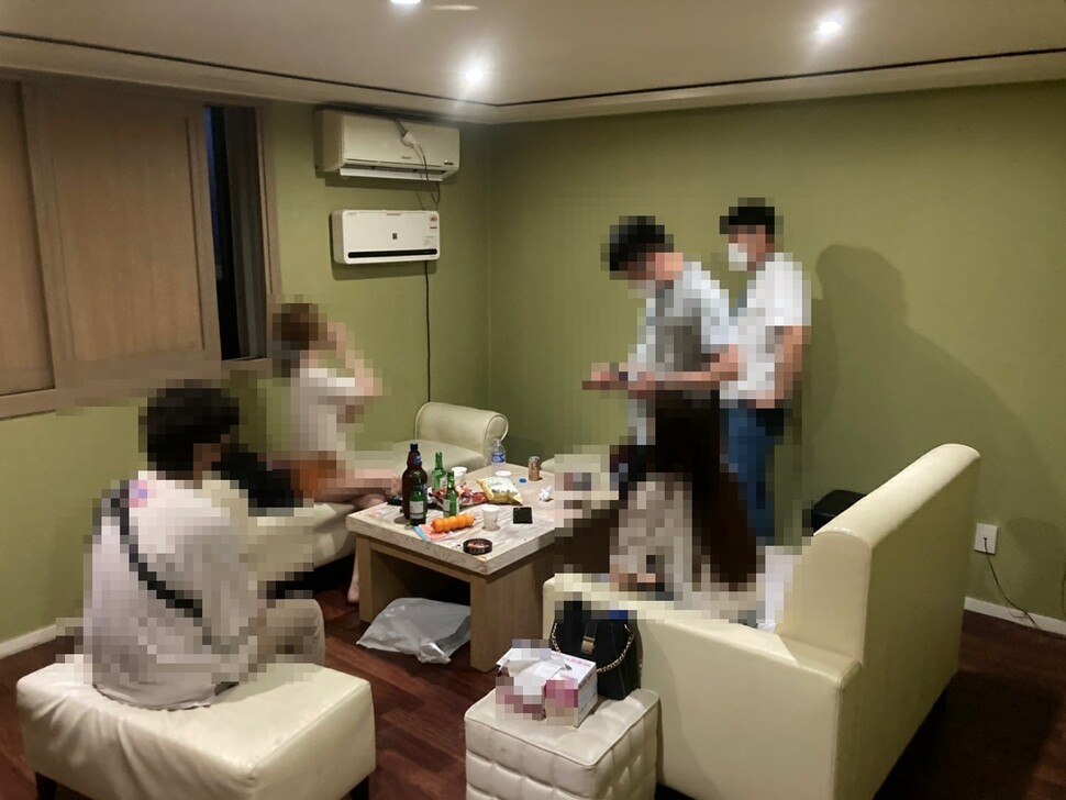 경찰이 지난 17일 밤 경기도 수원시의 한 모텔에서 룸살롱 영업을 하던 업주와 이를 이용한 손님 등을 단속하고 있다. 경기남부경찰청 제공