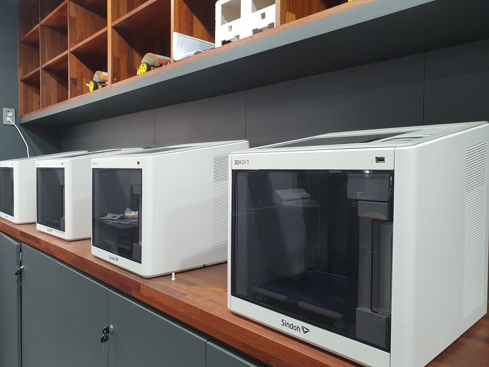 메이커 교육을 하는 메어커스페이스 공간에 마련돼 있는 3D 프린터들.