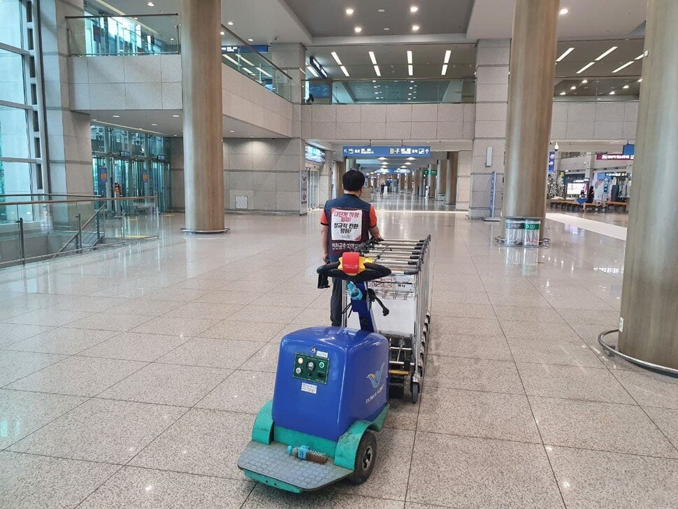 인천공항 카트 관리 노동자가 기계를 이용해 카트를 한데 모아 운반하는 모습. 민주노총 인천공항지역지부 카트지회 제공