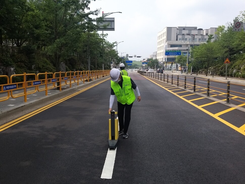 이동식 차선반사성능 측정장비 사용 모습.