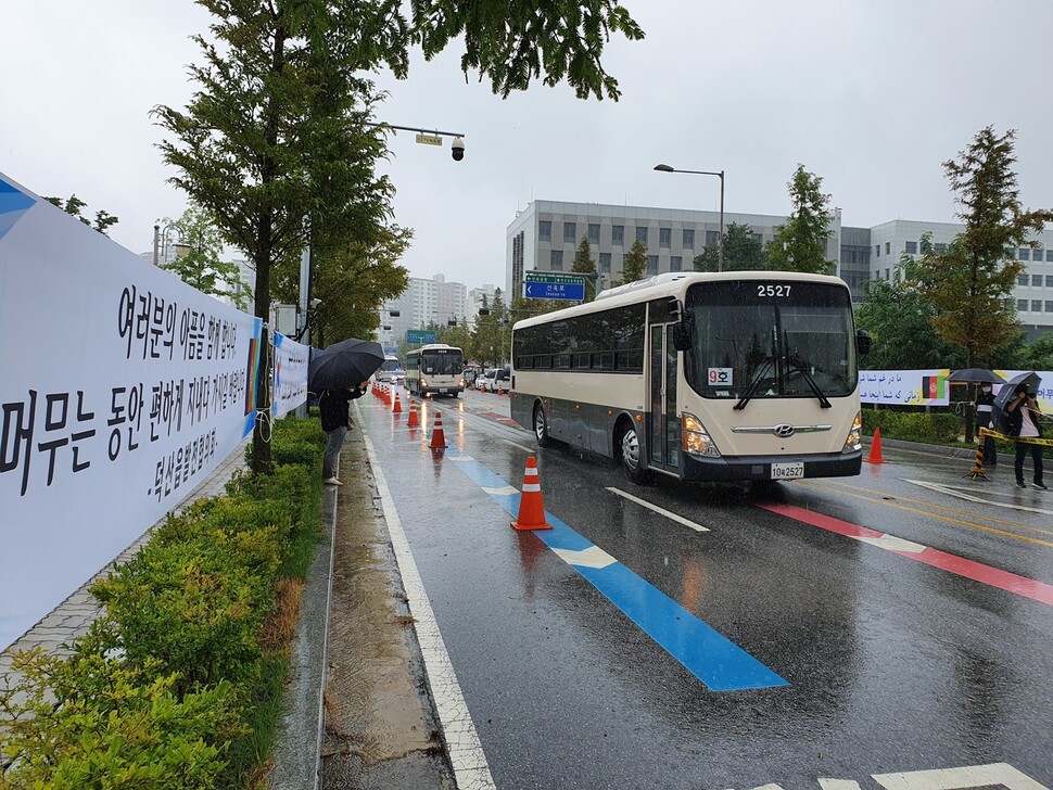 아프가니스탄에서 한국을 도운 아프간 가족 377명이 탄 버스가 27일 충북 진천 혁신도시 안 국가공무원 인재개발원으로 향하고 있다.