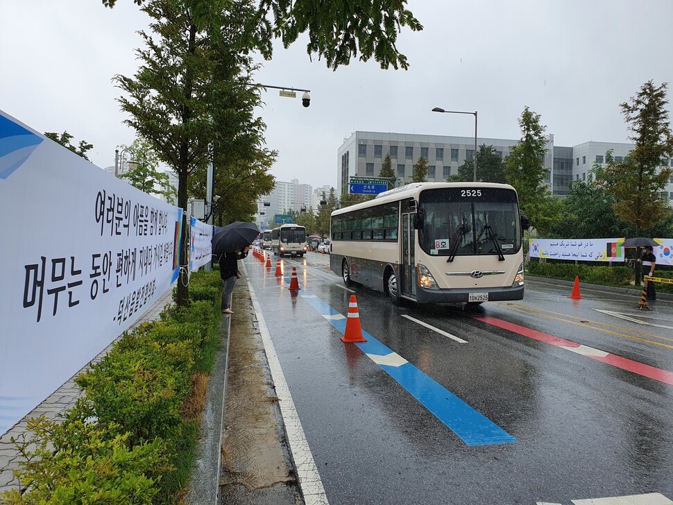 한국 정부를 도운 아프가니스탄 기여자들을 태운 버스가 지난달 27일 임시 체류 시설인 충북 진천 국가공무원 인재개발원으로 향하고 있다.