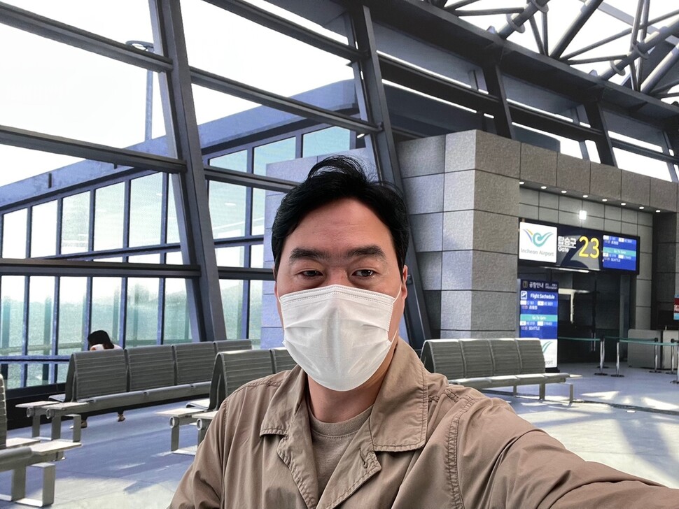 브이에이코퍼레이션의 버추얼 2스튜디오에서 인천국제공항 출국장을 배경으로 찍은 셀카. 오승훈 기자