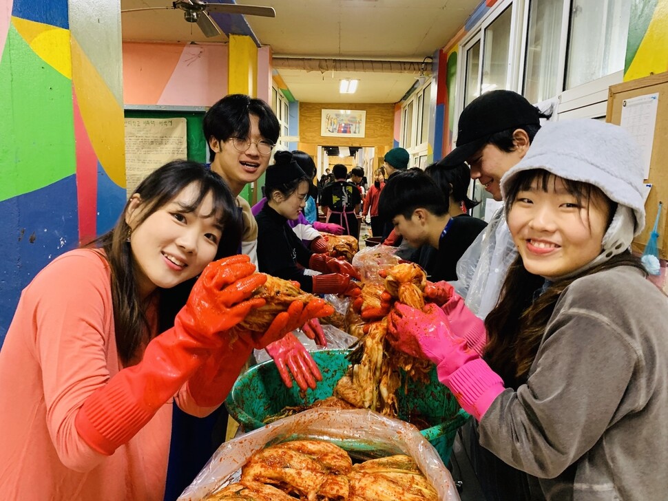 2019년 가을 김장김치를 하고 있는 학생들. 제천간디학교 누리집