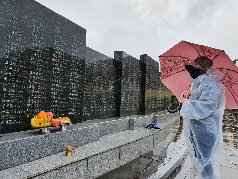 지난 4월3일 제73주기 추념식이 열린 제주4·3평화공원에서 한 유족이 간단한 제물을 준비하고 희생자 이름이 새겨진 각명비 앞에서 제례를 지내고 있다. 지난 2월 제주4·3특별법이 개정됐지만 유족들에게 여전히 봄날은 오지 않았다. 허호준 기자