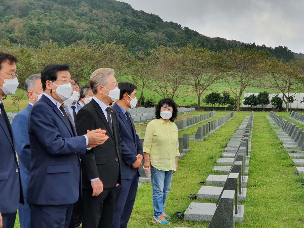 제주를 찾은 이재명 경기지사가 27일 오전 제주시 봉개동 제주4·3평화공원 내 행방불명인 표지석 구역을 둘러보고 있다. 허호준 기자 제주를 찾은 이재명 경기지사가 27일 오전 제주시 봉개동 제주4·3평화공원 내 행방불명인 표지석 구역을 둘러보고 있다. 허호준 기자